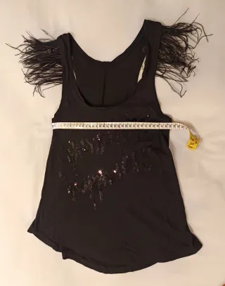 Top negro con plumas y lentejuelas