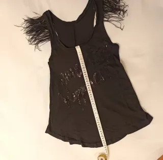 Top negro con plumas y lentejuelas