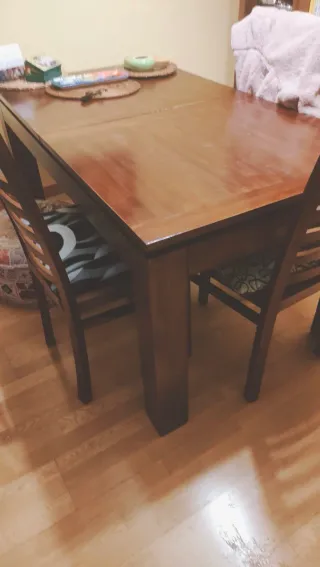 Mesa de comedor y 4 sillas