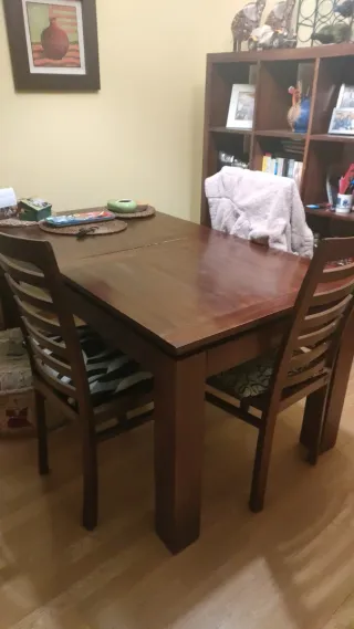 Mesa de comedor y 4 sillas