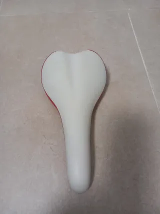 Sillín de bicicleta blanco y rojo