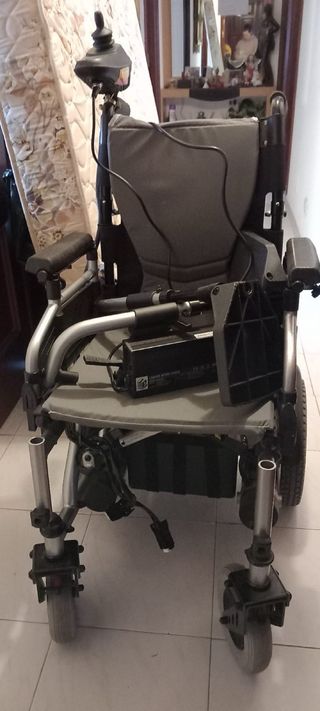 Silla de ruedas eléctrica con batería