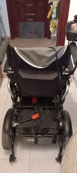 Silla de ruedas eléctrica con batería