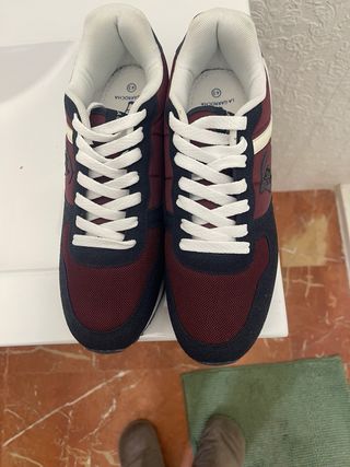 Zapatillas deportivas burdeos y azul