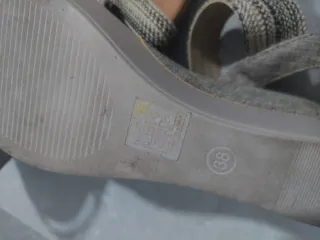 Sandalias de verano beige y grises