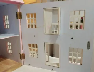 Casa de muñecas rosa . De madera.