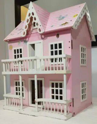 Casa de muñecas rosa . De madera.