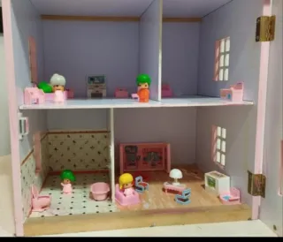 Casa de muñecas rosa . De madera.