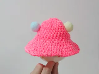 Sombrero Blythe rosa con pompones