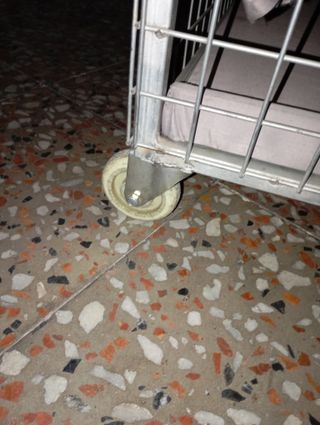 Carro metálico con ruedas