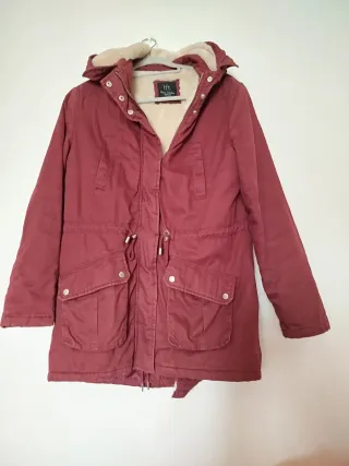 Parka burdeos con capucha y forro
