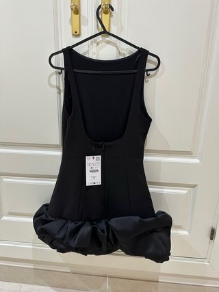 Vestido fiesta Zara negro volantes