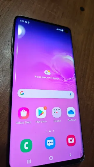 Samsung Galaxy S10 con schermo rotto in un angolo