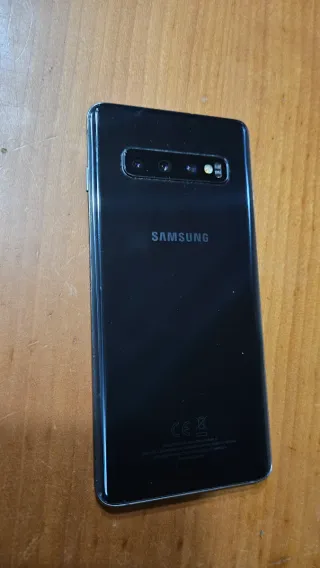 Samsung Galaxy S10 con schermo rotto in un angolo