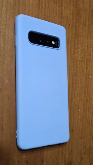 Samsung Galaxy S10 con schermo rotto in un angolo