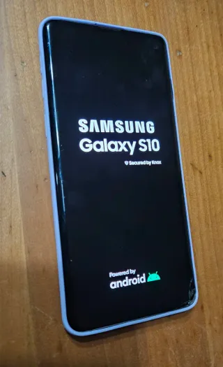 Samsung Galaxy S10 con schermo rotto in un angolo