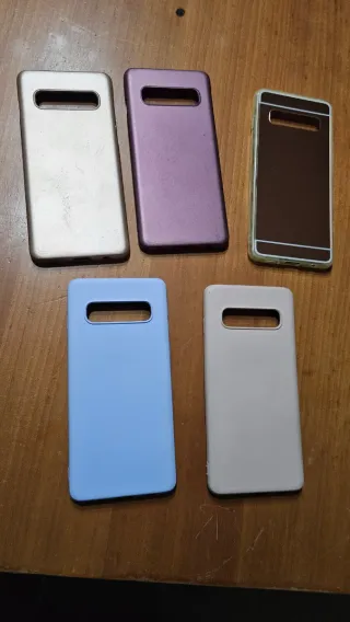 Samsung Galaxy S10 con schermo rotto in un angolo