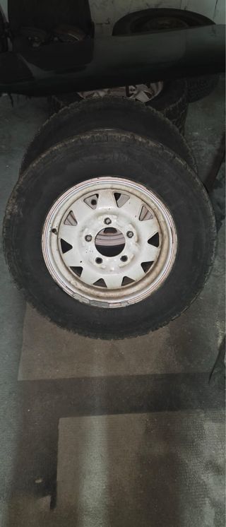 4 Ruedas con llanta Lada Niva 215/70/15