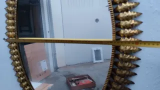 Espejo Ovalado Dorado con Marco Decorativo