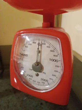 Báscula de cocina roja