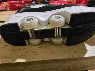 Zapatillas deportivas con ruedas negras y blancas