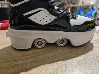 Zapatillas deportivas con ruedas negras y blancas