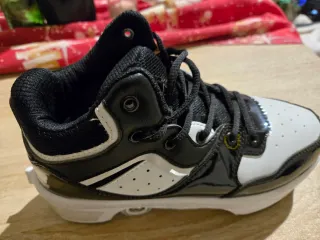 Zapatillas deportivas con ruedas negras y blancas