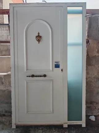 Puerta de entrada blanca con fijo
