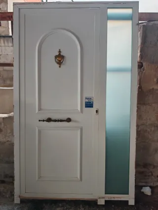 Puerta de entrada blanca con fijo