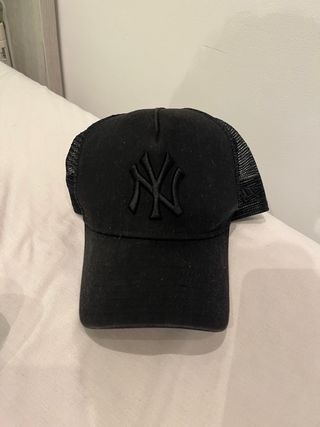 Gorra New Era NY Negra Trucker
