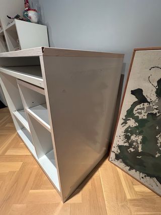 Escritorio blanco con bandejas extraíbles