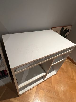 Escritorio blanco con bandejas extraíbles