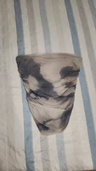 Top drapeado con estampado tie-dye