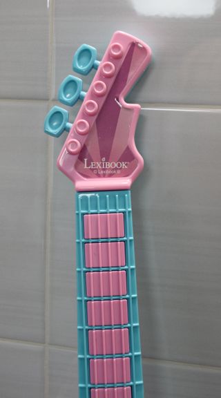 LEXIBOOK - GUITARRA LA CASA DE MUÑECAS DE GABBY