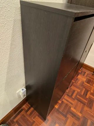 Zapateros de madera marrones