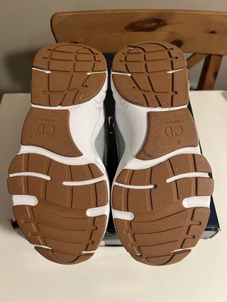 Zapatillas deportivas grises y rosas