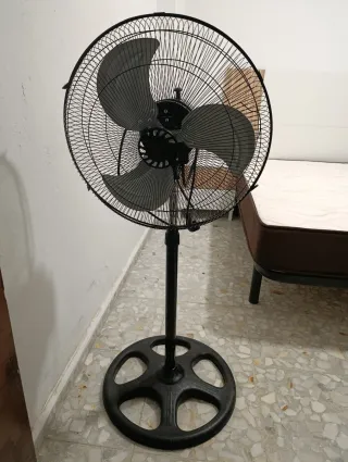 Ventilador de pie negro