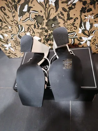 Sandalias blancas tacón ancho punta cuadrada