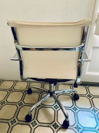 Silla de Oficina Blanca con Base Metálica