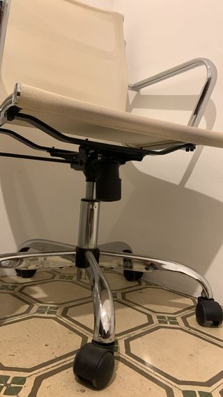 Silla de Oficina Blanca con Base Metálica