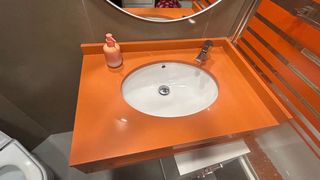 lavabo blanco porcelana o y encimera de silestone