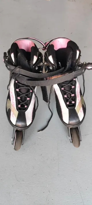 Patines en línea negros y rosas