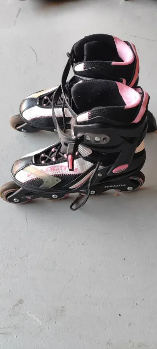 Patines en línea negros y rosas