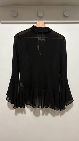 Camisa negra volantes