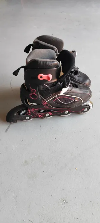 Patines en línea negros y rosas