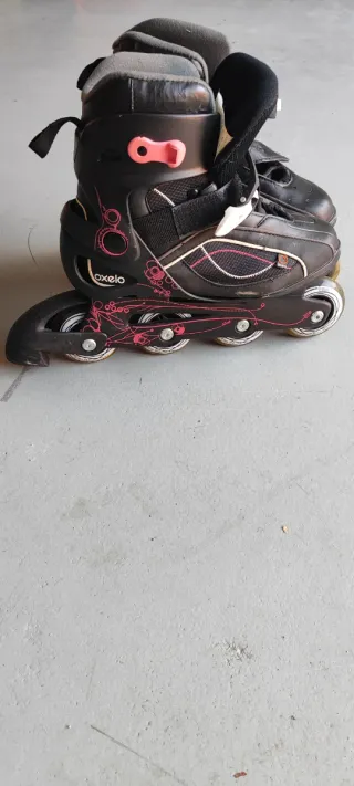Patines en línea negros y rosas