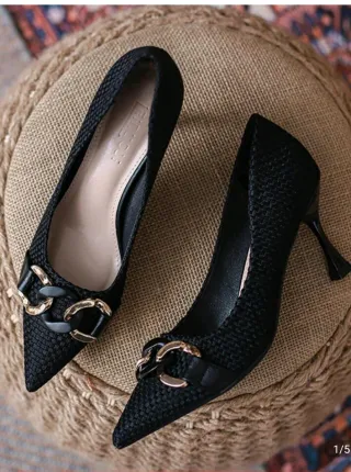 Zapatos de tacón negros con hebilla