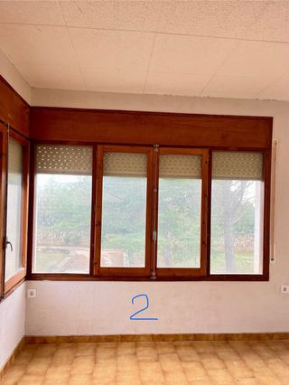 Ventanas madera con marco y persianas