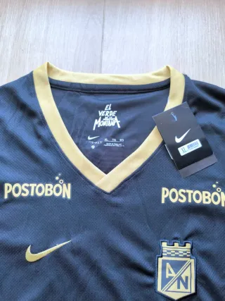 Camiseta deportiva Nike Negra y Dorada