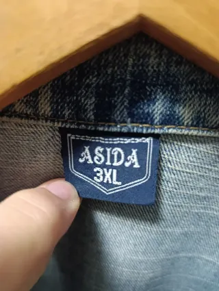 Chaqueta vaquera desgastada (la marca no aparece)